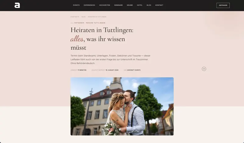 Blogartikel „Heiraten in Tuttlingen: alles, was ihr wissen müsst“ mit Brautpaar vor Rathaus