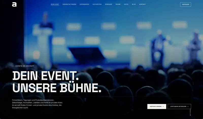 Seite „Dein Event“ von aircraft events & Hotel mit Hero „Dein Event. Unsere Bühne.“ vor Konferenzpublikum