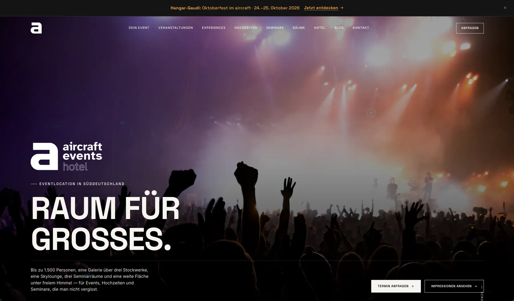 Startseite der neuen Website von aircraft events & Hotel mit dem Claim „Raum für Großes“, Konzertpublikum und Hinweis auf das Oktoberfest