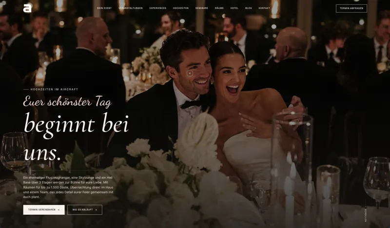 Seite „Hochzeiten“ von aircraft events & Hotel mit Hero „Euer schönster Tag beginnt bei uns“ und Brautpaar bei der Feier