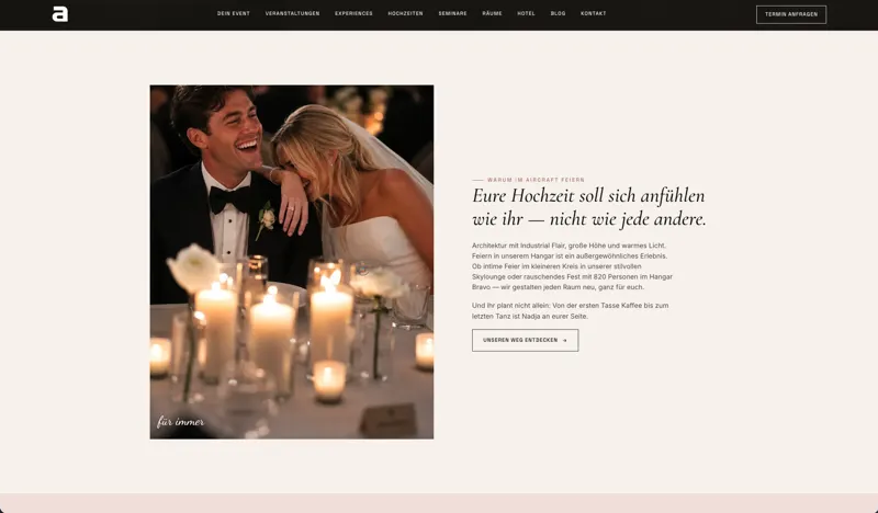 Seite „Hochzeiten“ mit Abschnitt „Warum im aircraft feiern“ und lachendem Brautpaar bei Kerzenlicht