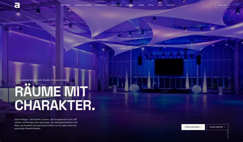 Seite „Räume“ von aircraft events & Hotel mit Hero „Räume mit Charakter“ und violett beleuchtetem Hangar