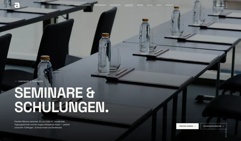 Seite „Seminare & Schulungen“ von aircraft events & Hotel mit Hero und gedecktem Tagungstisch