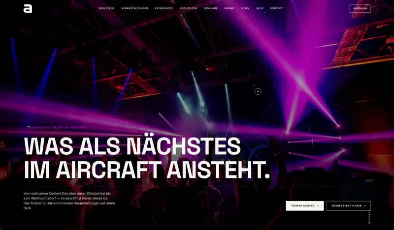 Seite „Veranstaltungen“ von aircraft events & Hotel mit Hero „Was als Nächstes im aircraft ansteht“ und Bühnenlicht