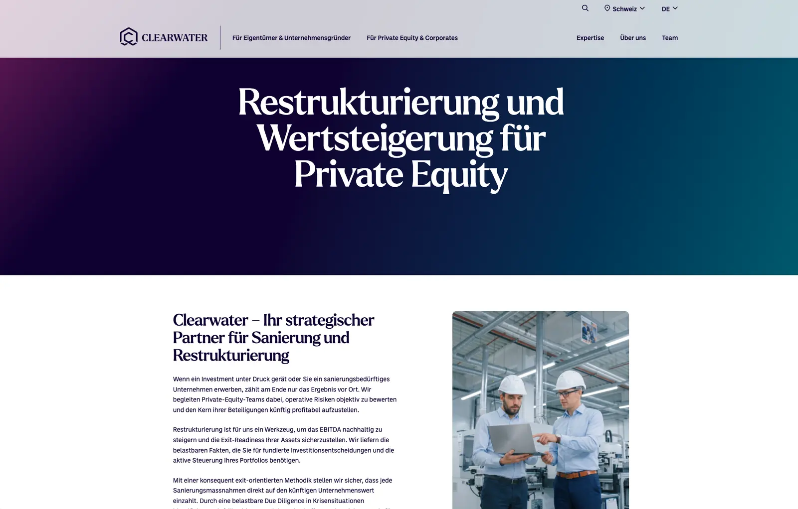 Startseite der Unterseite Restrukturierung und Wertsteigerung für Private Equity mit Teamfoto in einer Fabrikhalle
