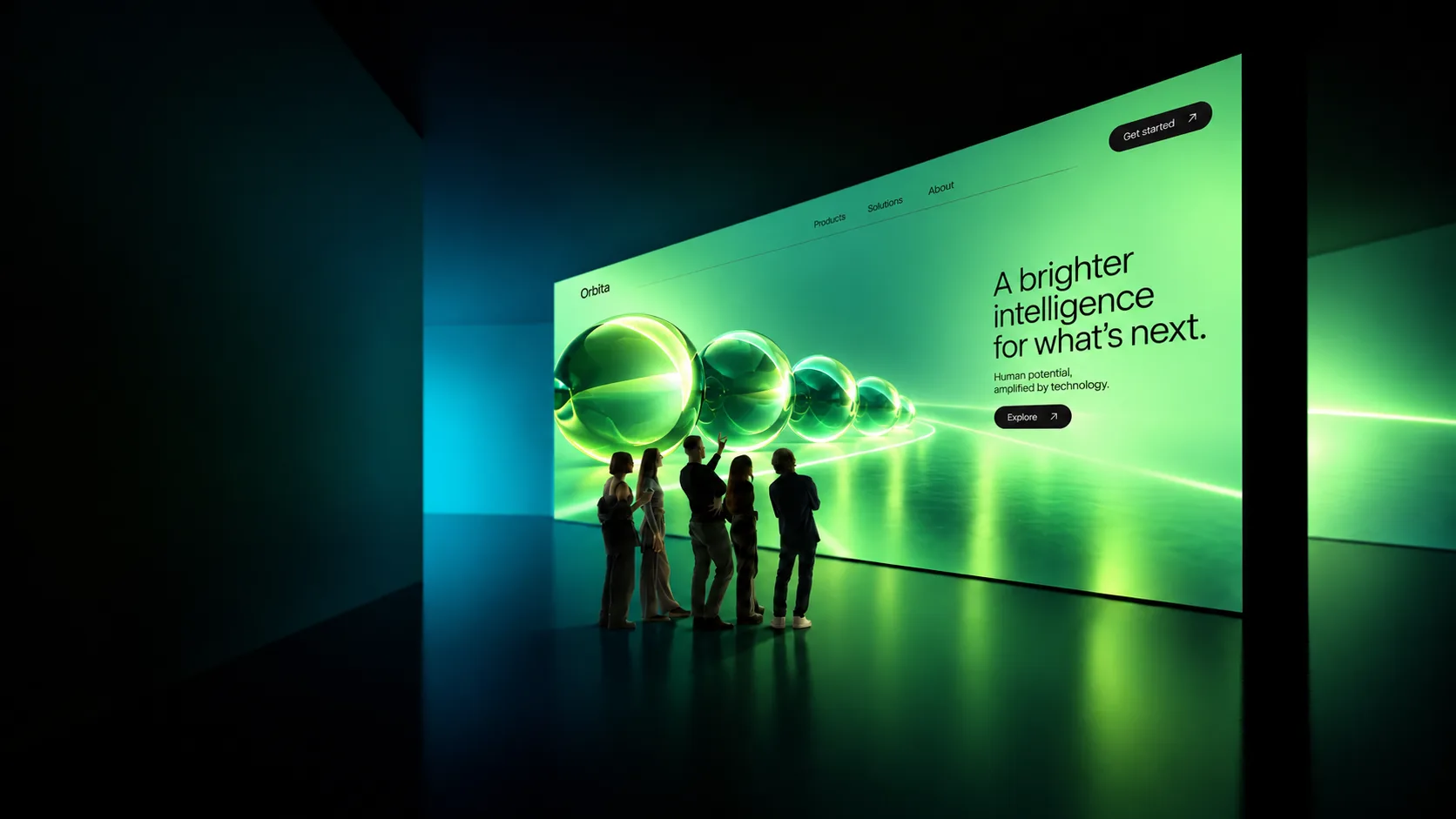 Team betrachtet eine moderne B2B-Website auf einer großen Leinwand
